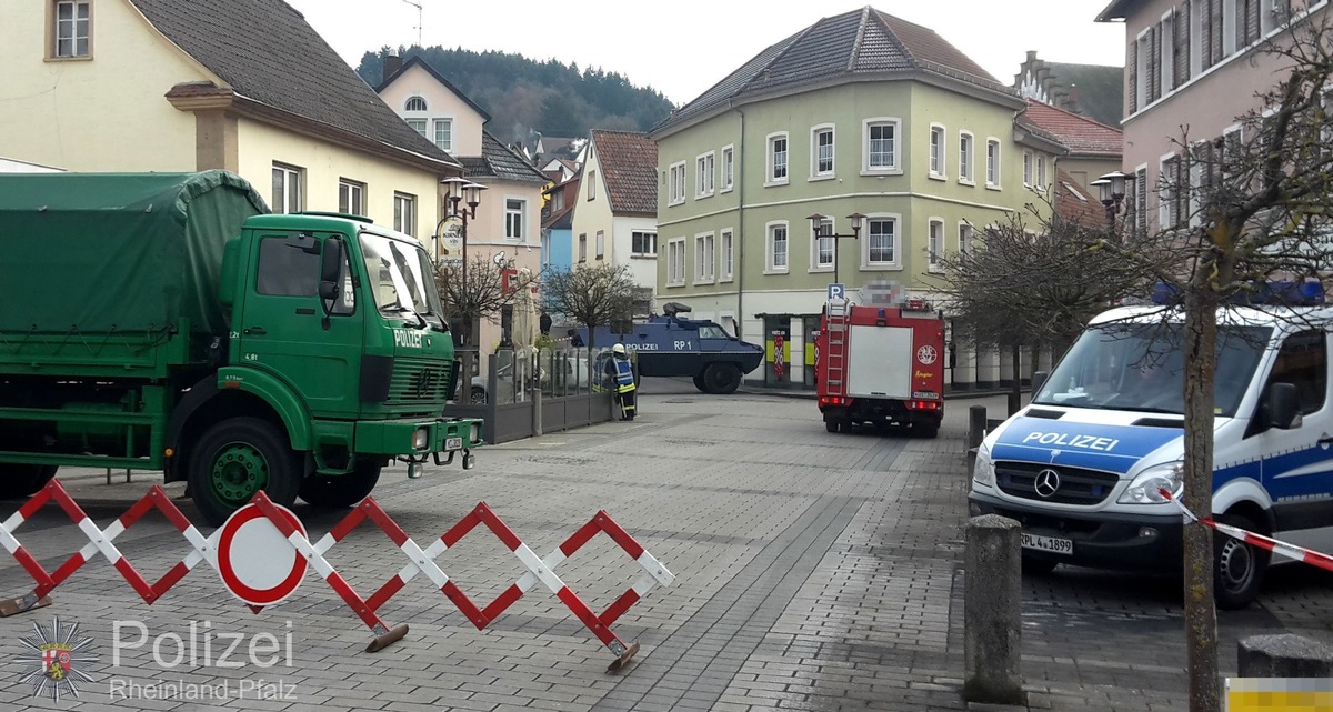 POL-PPWP: Explosive Stoffe abtransportiert