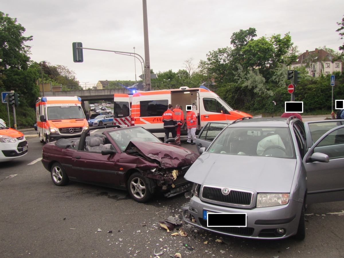 POL-PDKH: Verkehrsunfall mit vier verletzten Personen