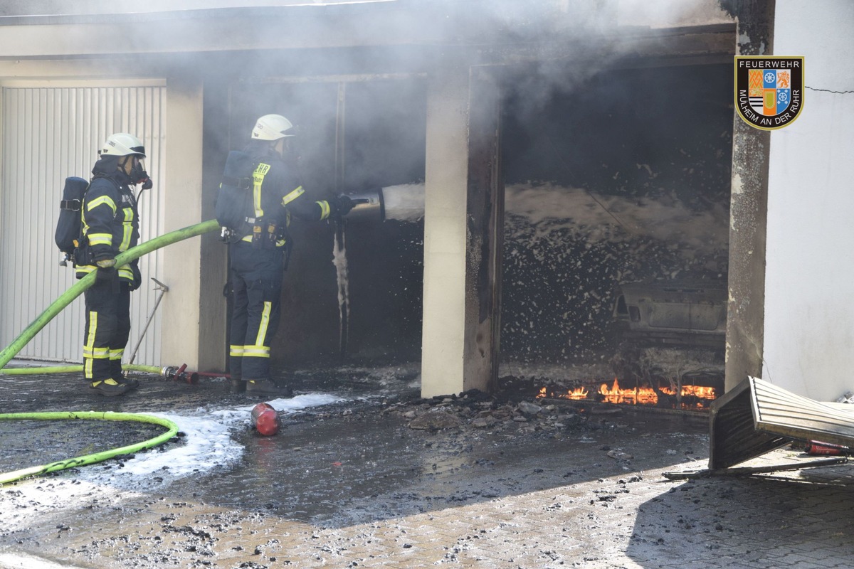 FW-MH: Garagenbrand. Eine verletzte Person