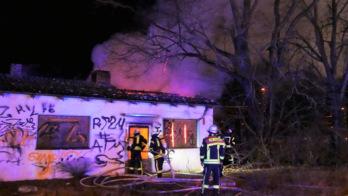 FW Celle: Gebäude brennt teilweise in Vollbrand - eine verstorbene Person