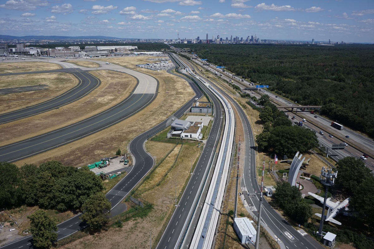 Alle Wege führen nach Süden: Öffentliche Straße „Am Luftbrückendenkmal“ verbindet Gateway Gardens mit dem Terminal 3 am Flughafen Frankfurt