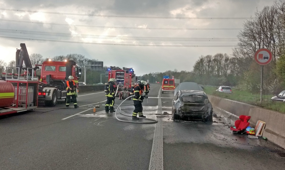 FW-DO: PKW brennt im Kreuz Dortmund-West aus