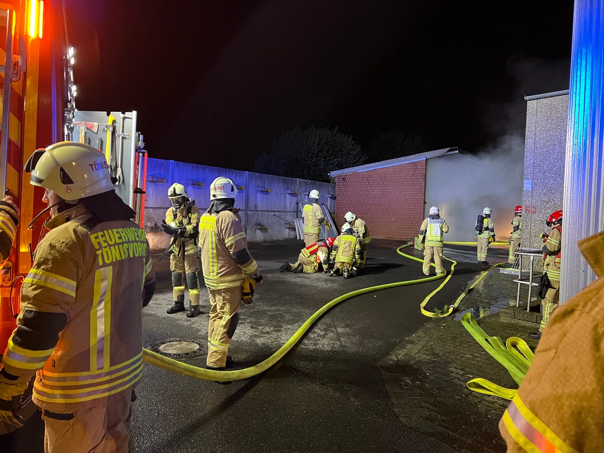 FW Tönisvorst: Großalarm für beide Löschzüge der Feuerwehr Tönisvorst