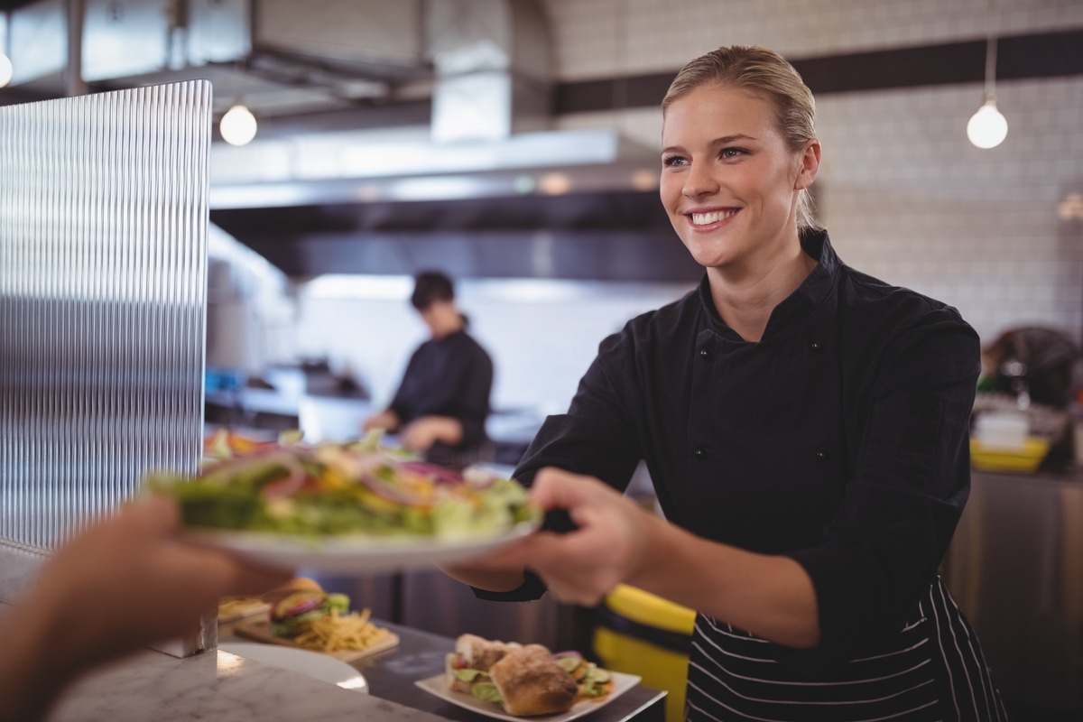 Die Currywurst verliert in Kantinen an Fans: Pflanzenbasiert ist neuer Standard in der Gemeinschaftsverpflegung: Die neue Nestlé Studie 2023