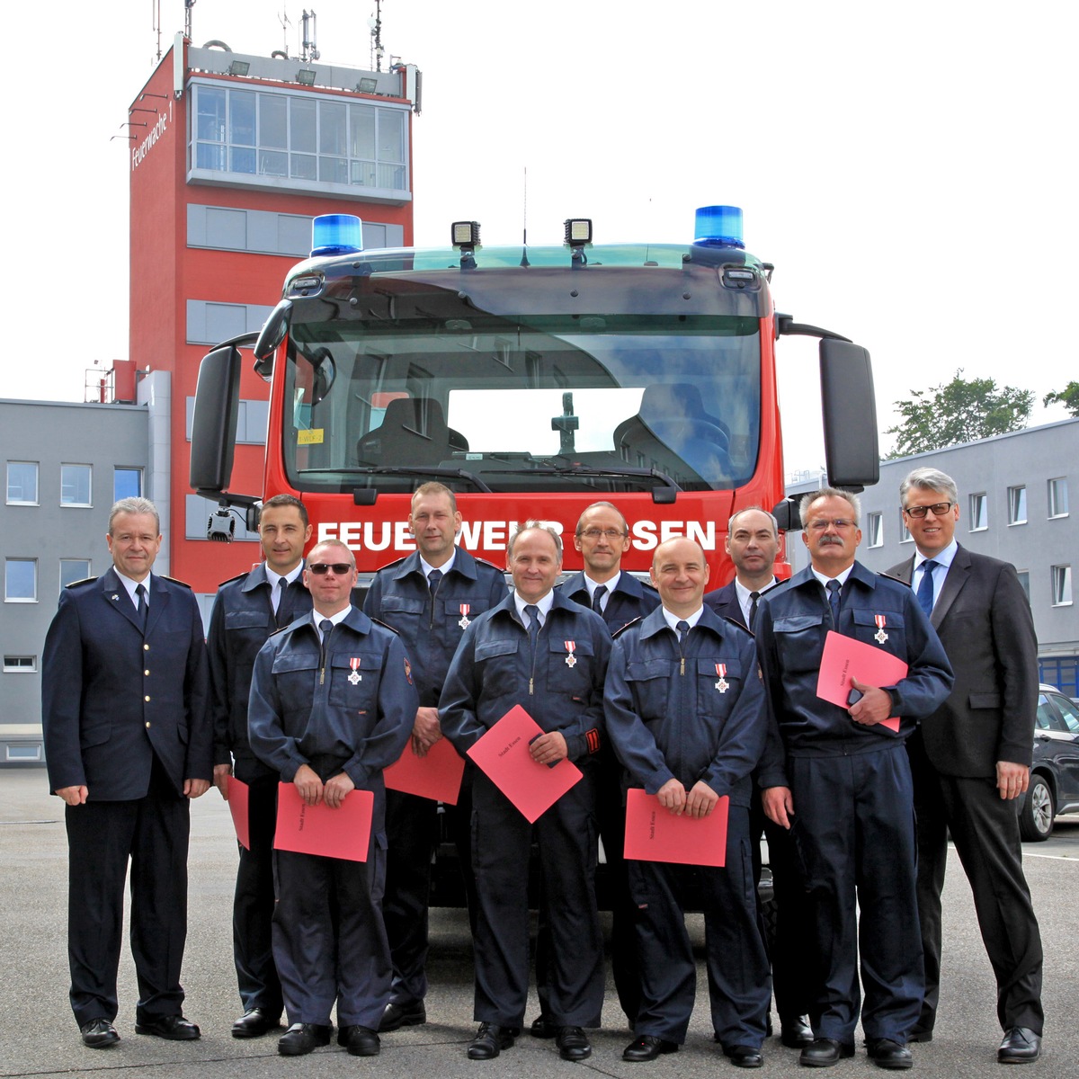 FW-E: Feuerwehr-Dezernent Christian Kromberg verleiht Feuerwehr-Ehrenzeichen in Silber