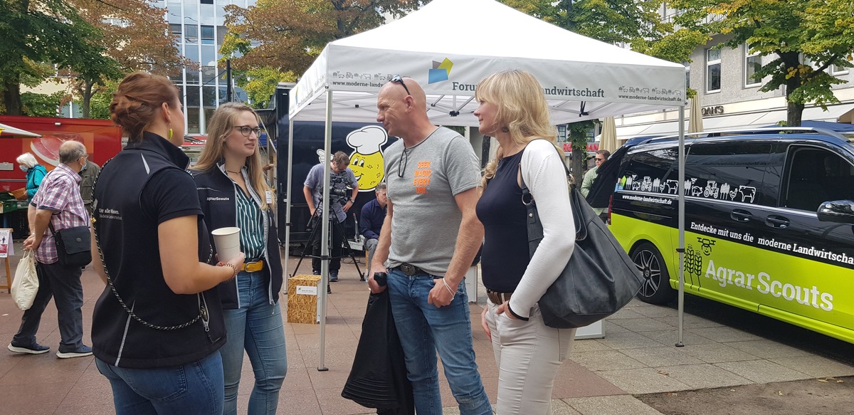 AgrarScouts mit neuem Mobil im Verbraucherdialog auf Berliner Wochenmärkten