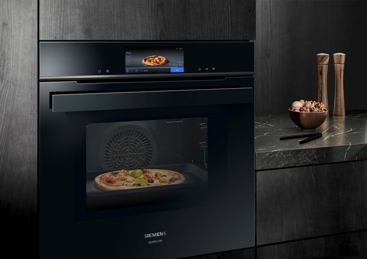 Automatisiertes Kochen durch KI / Der iQ700 Backofen von Siemens Hausgeräte erkennt Gerichte mithilfe von Künstlicher Intelligenz und kümmert sich um die Zubereitung