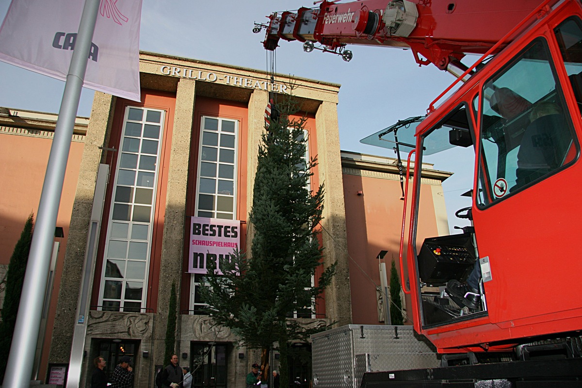 FW-E: Essener Feuerwehr stellt Weihnachtsbaum auf