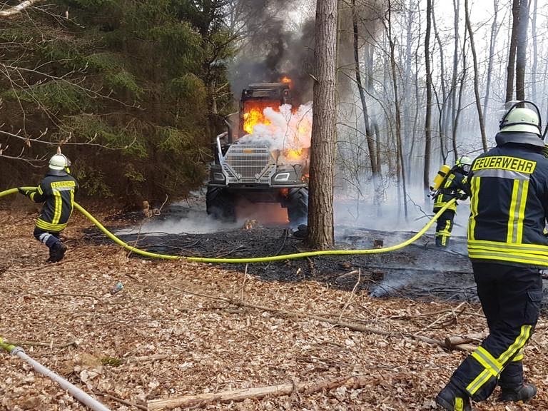 FW Lüchow-Dannenberg: Harvester in Flammen +++ Forstmaschine brennt im Wald +++ Feuerwehr verhindert größeren Waldbrand