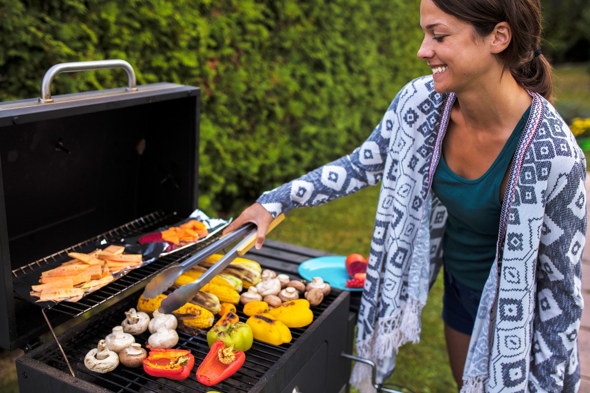 Gesünder Grillen: Mehr Gemüse, besser indirekt Grillen und Alufolie meiden