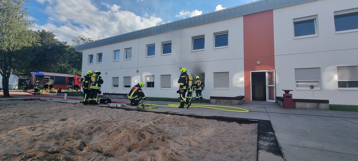 FW-OB: Brand in Flüchtlingsunterkunft an der Duisburger Straße schnell unter Kontrolle gebracht