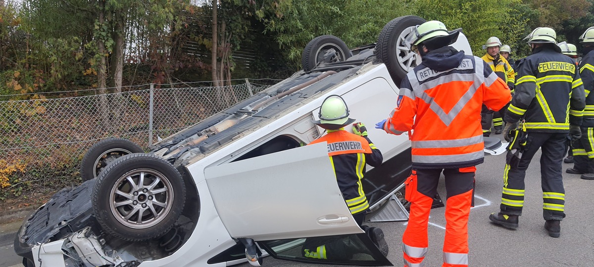 FW Königswinter: Feuerwehr befreit Schwangere nach Verkehrsunfall