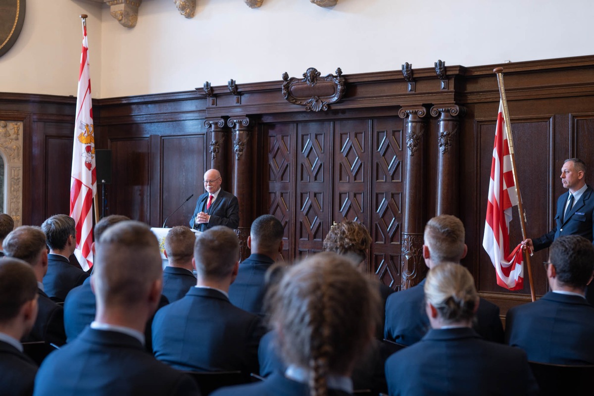 FW-HB: Feierliche Vereidigung für 31 Auszubildende der Feuerwehr im Rathaus