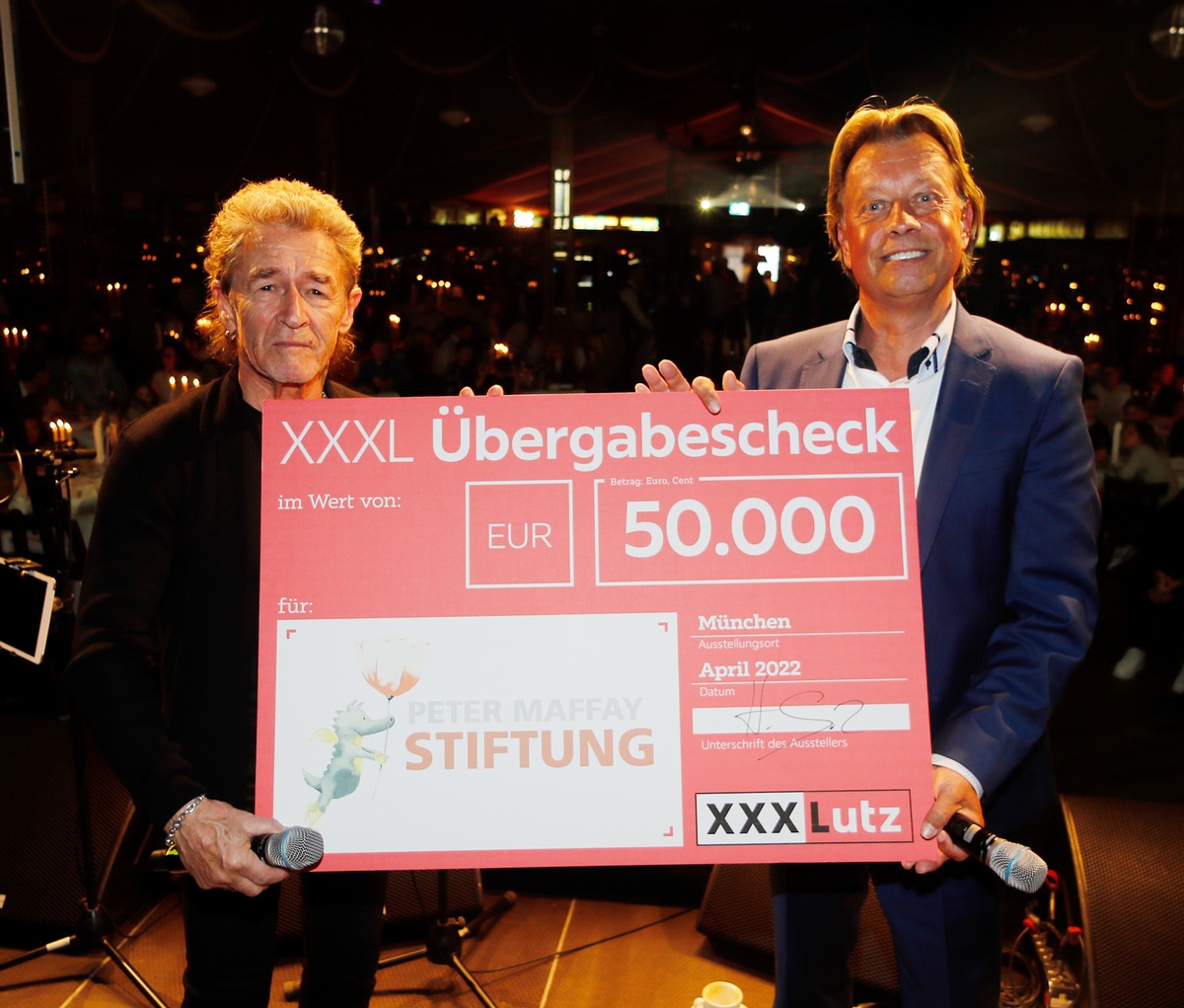 XXXLutz spendet 50.000 Euro für aus der Ukraine geflüchtete Kinder: Hendrikje Balsmeyer und Peter Maffay lesen beim Charity-Event aus ihrem Buch und begeistern Kinderherzen in Schuhbecks Teatro