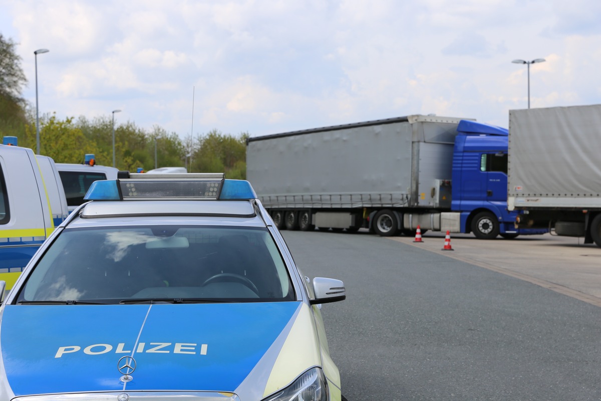 POL-OS: Fehlende Kühlung beim Fleischtransporter, LKW-Stilllegung und Loch im Reifen - Ergebnisse einer LKW Kontrolle der Polizei