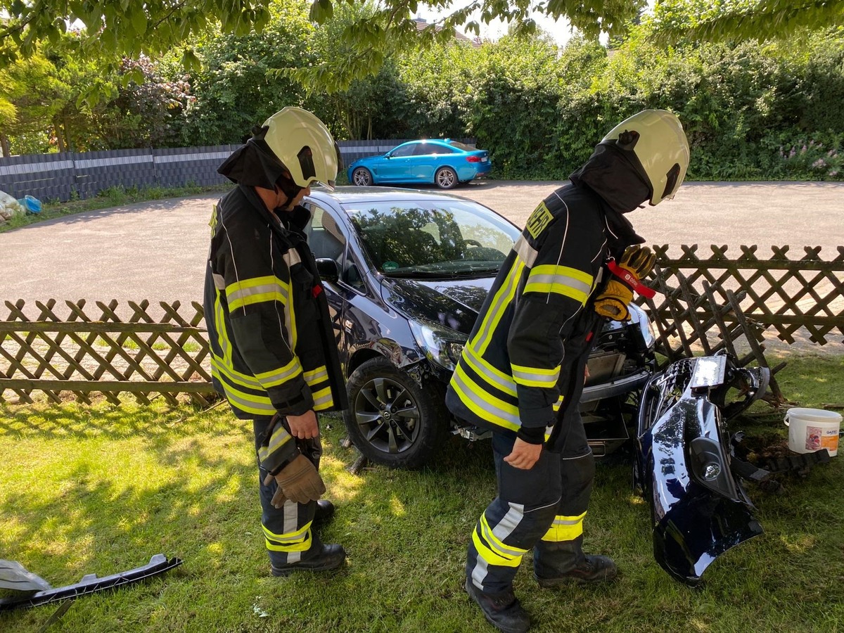 FW-EN: Wagen landet im Vorgarten