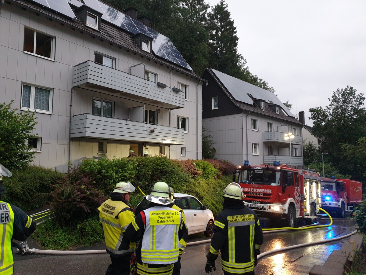 FW Schalksmühle: Starke Rauchentwicklung in Wohnung - Person lebensgefährlich verletzt