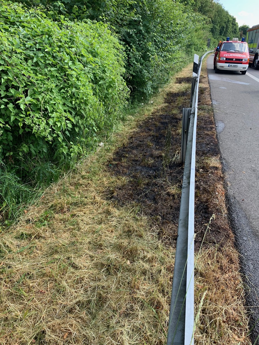 FW-Velbert: Feuer in leerstehender Grundschule und Flächenbrand mit ungewöhnlichen Löschmethoden