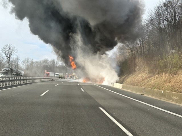 POL-GÖ: (117/2024) A 7 in Richtung Kassel nach LKW-Brand ab AS Hedemünden aktuell voll gesperrt