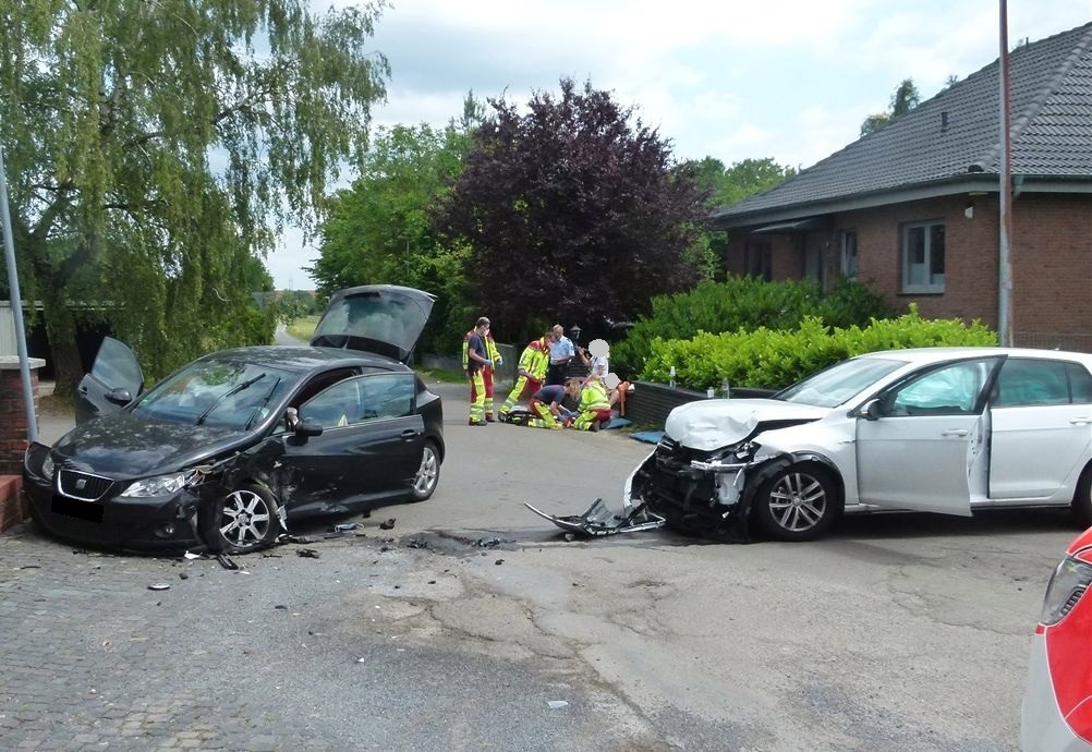 POL-MI: Drei Verletzte bei Kreuzungsunfall