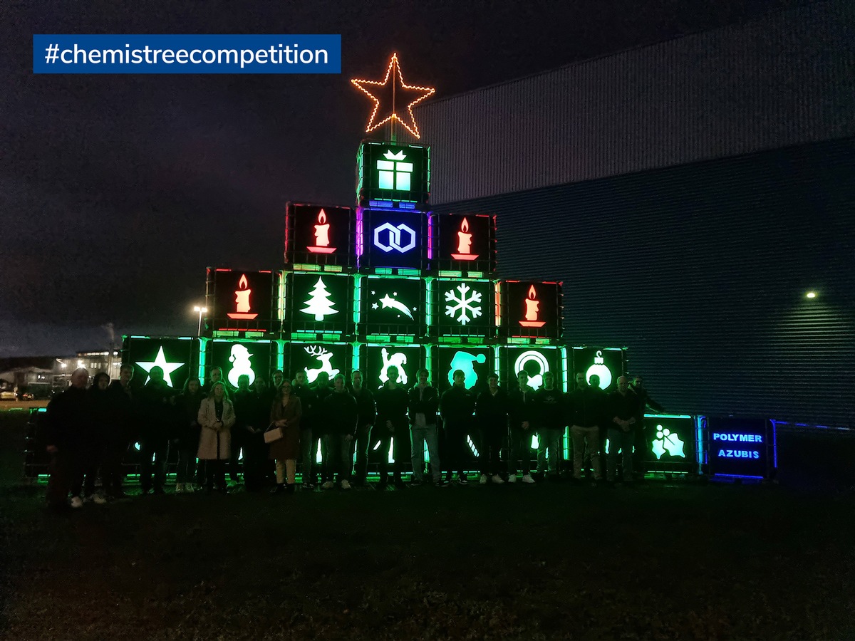 Farbige Flammen, fluoreszierende Flüssigkeiten und waberndes Trockeneis: Die ChemisTree Competition begeisterte Schüler:innen und Auszubildende