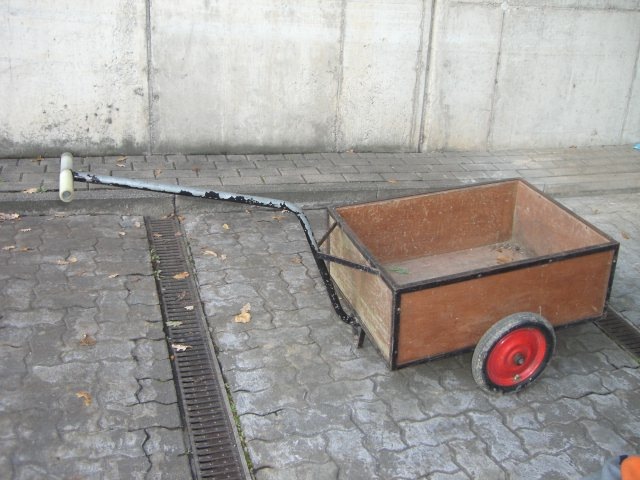 POL-HOL: Beschuldigter nach Gasflaschendiebstahl führte Handwagen mit: Wer kennt den einachsigen Handwagen? - Offensichtlich sollten die Gasflaschen mit der Karre abtransportiert werden -