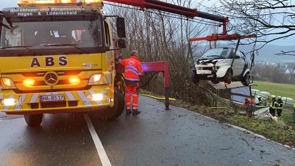 FW-EN: Wetter - Pkw auf Wiese