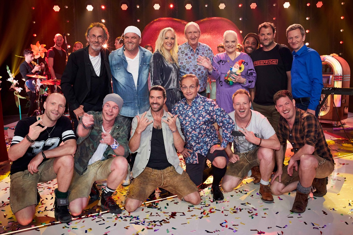 Hugo Egon Balder, Hella von Sinnen und Wigald Boning hauen mit Beatrice Egli, Florian Silbereisen und weiteren Stars auf die Pauke: &quot;Genial daneben - Die Schlagershow&quot; - am 7. September 2018 in SAT.1