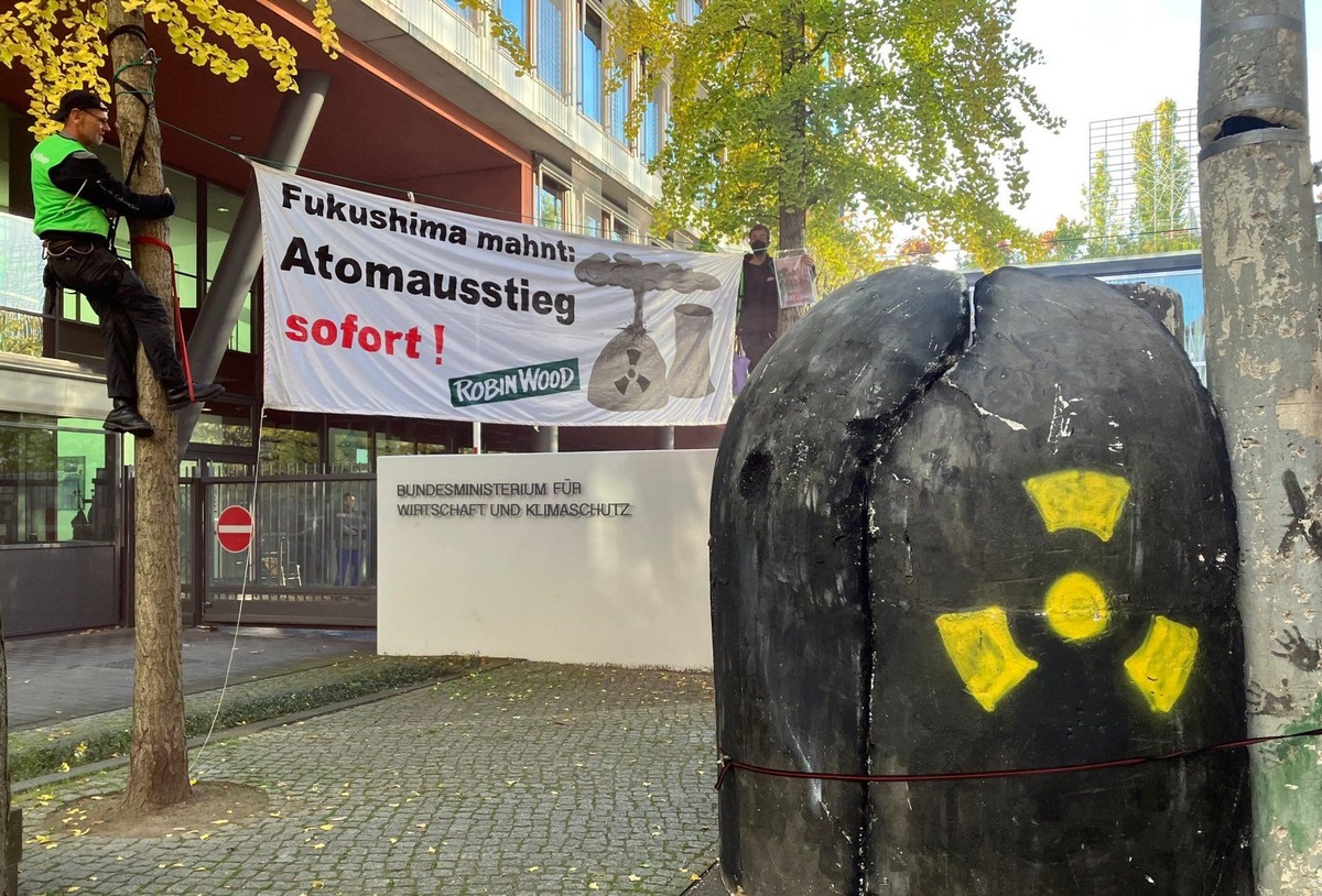 Anti-Atom-Protest vor Klimaschutzministerium in Berlin