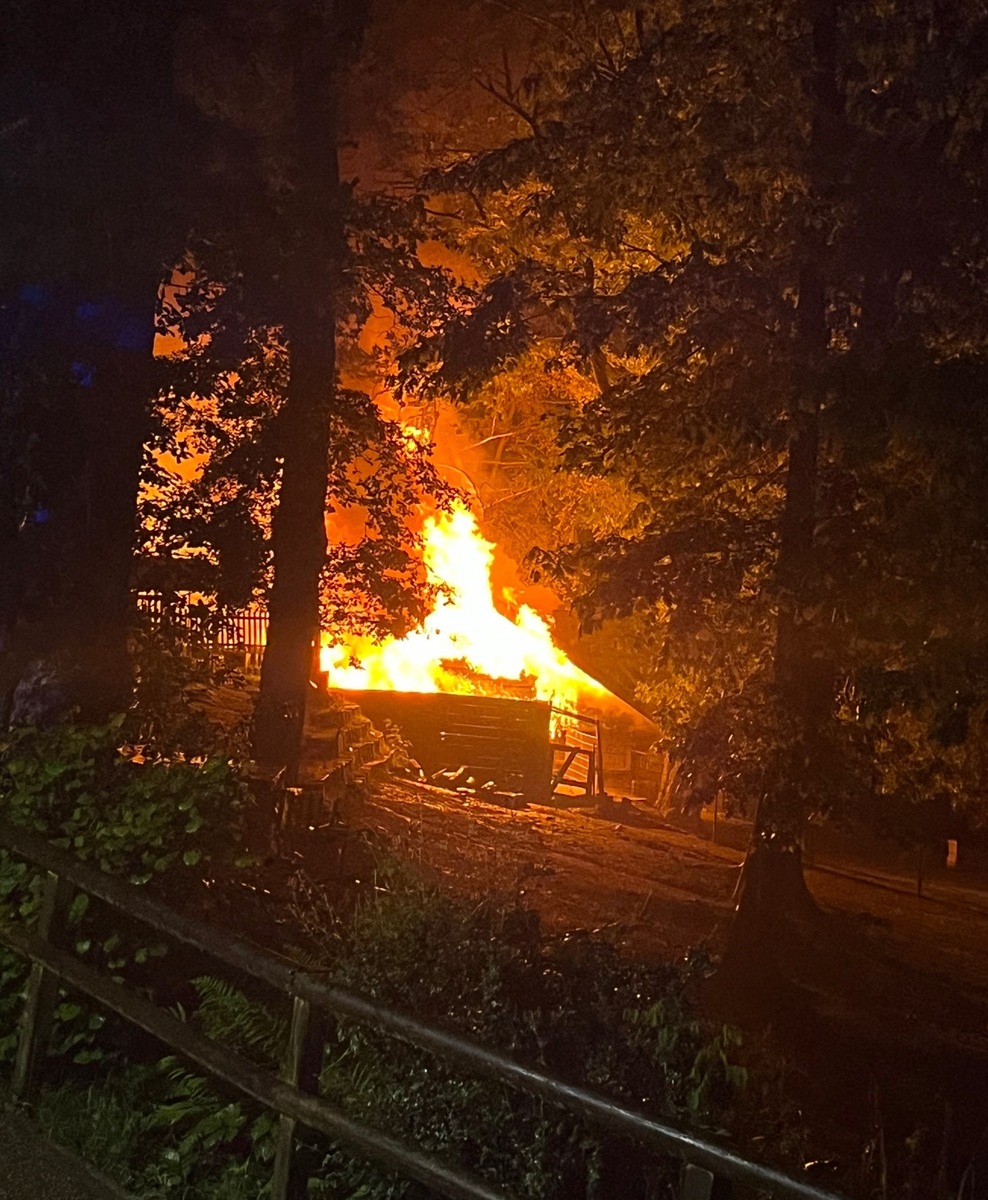 POL-AC: Feuer zerstört Lagerhaus im Alsdorfer Tierpark