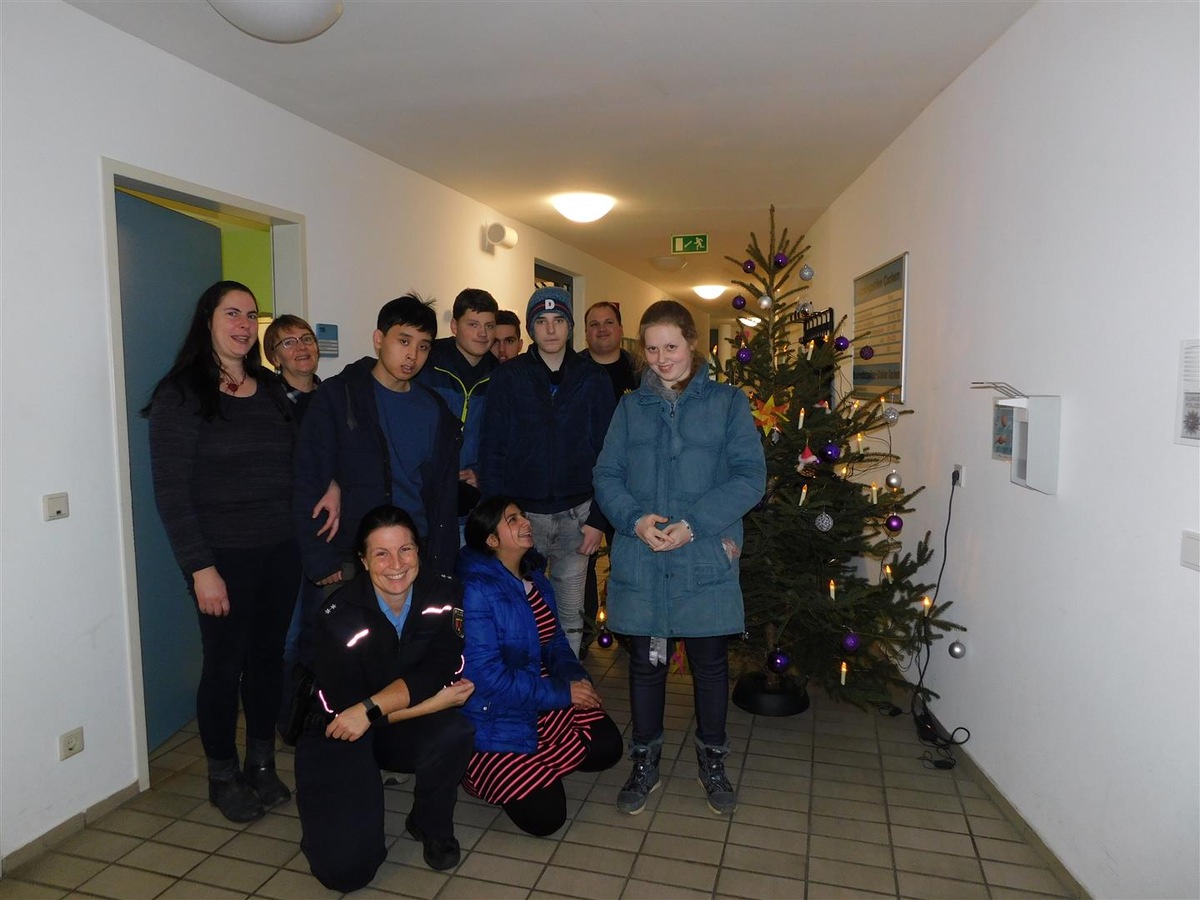 POL-PDMY: Kinder schmücken Polizeiweihnachtsbaum