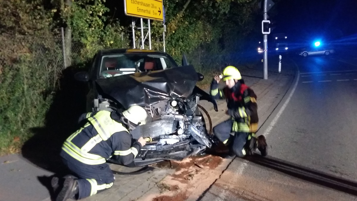 POL-HM: Kollision von zwei Pkw - beide Fahrerinnen verletzt ins Krankenhaus