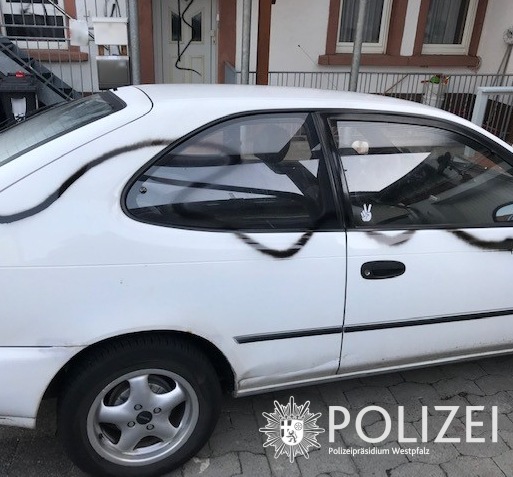 POL-PPWP: Auto mit Farbe beschmiert