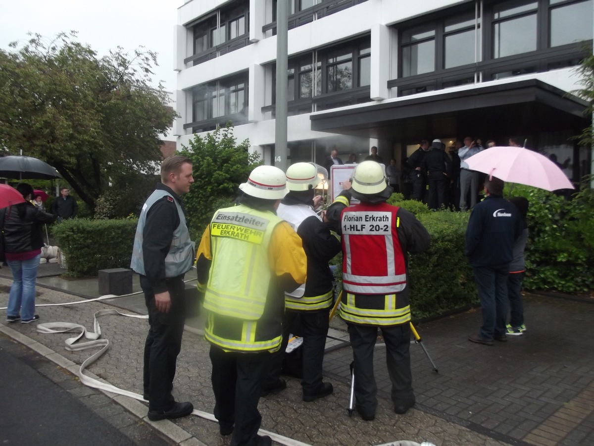 FW-ME: Übung der Löschzüge Alt-Erkrath und Millrath bei der Firma Nordson in Erkrath-Unterfeldhaus