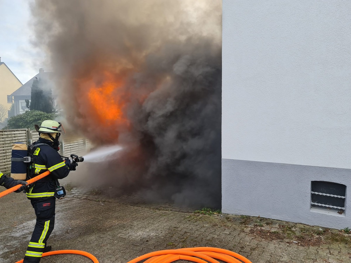 FW-DO: Feuer in einer Garage - Feuer am Wechselrichter greift auf PKW über