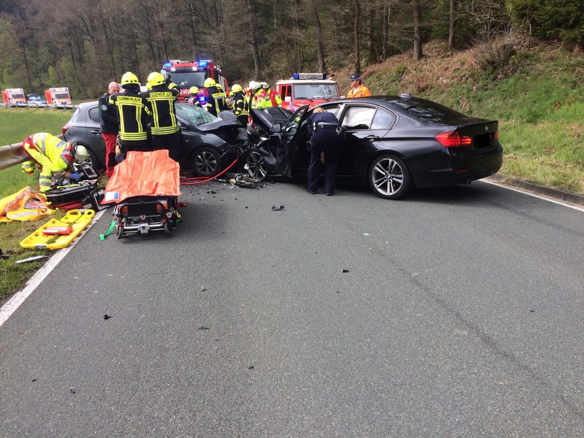 POL-OE: Schwerer Verkehrsunfall zwischen Olpe und Rhonard - Update