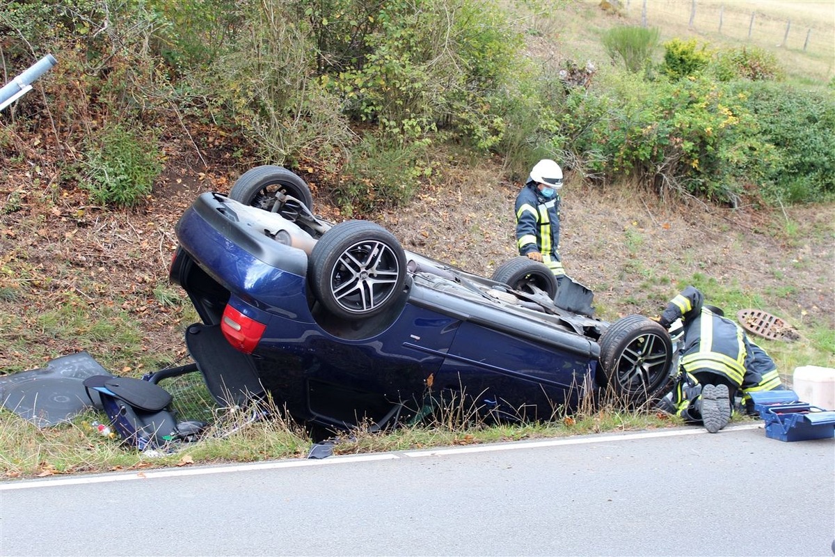 POL-OE: Drei Heranwachsende bei Unfall verletzt