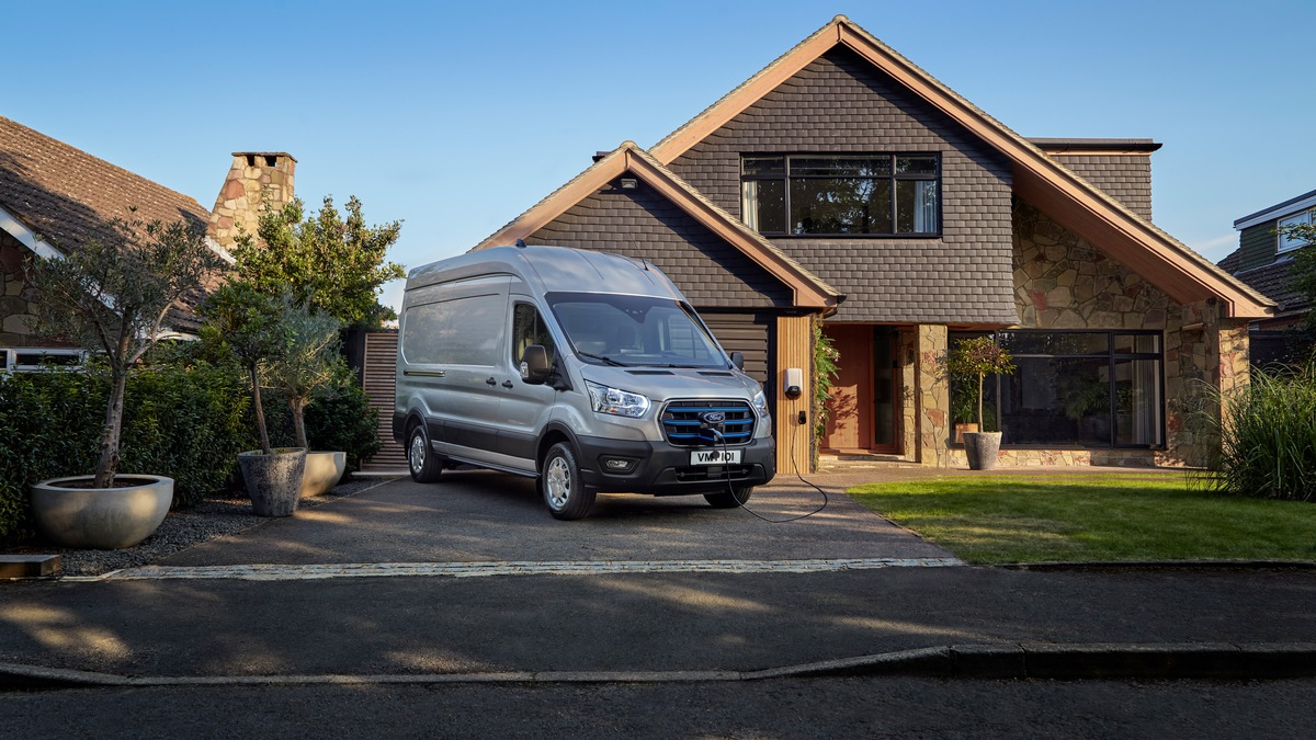 Ford Pro läutet eine neue Nutzfahrzeug-Ära ein: Der rein elektrische E-Transit feiert seinen Verkaufsstart