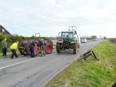 POL-WL: Ohlendorf - Schwerer Verkehrsunfall/Anbaugerät katapultiert gegen Treckerfahrer -