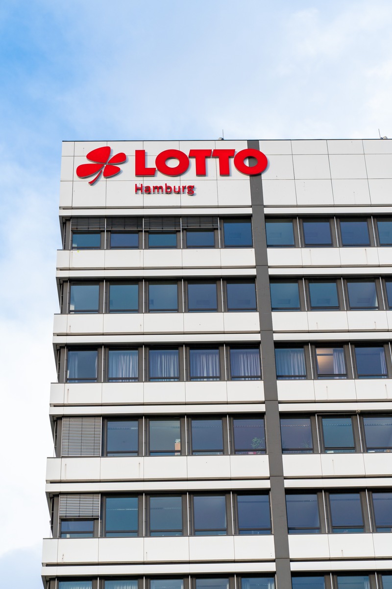 LOTTO Hamburg zufrieden mit Jahresergebnis 2021: / Stabile Spieleinsätze und positives Betriebsergebnis / Ein neues IT-System ermöglicht bessere Spielangebote