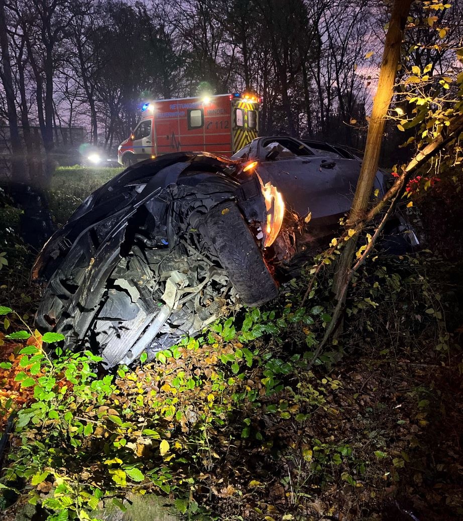 POL-MI: Auto überschlägt sich nach Überholmanöver