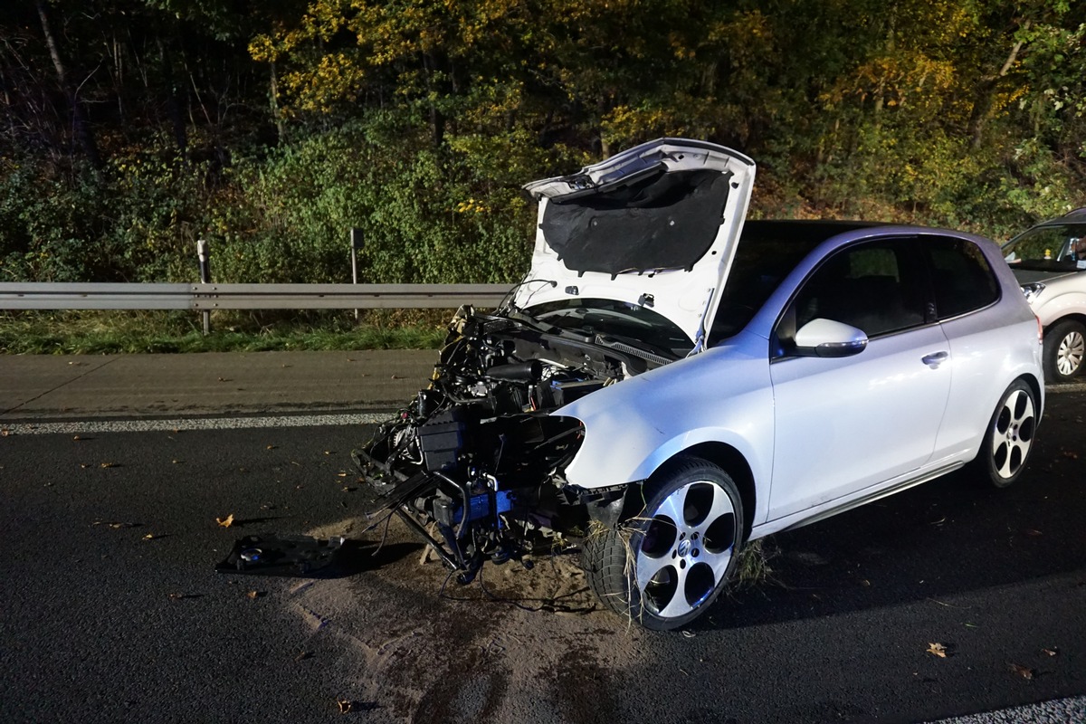 FW Ratingen: 13.11.2022 gegen 21.30 Uhr Verkehrsunfall mit 3 beteiligten PKW 1 Person im PKW eingeklemmt.