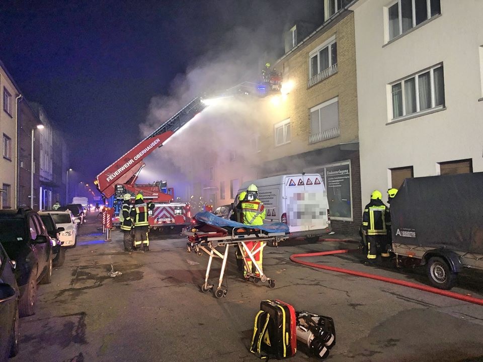 FW-OB: Kellerbrand im Mehrfamilienhaus