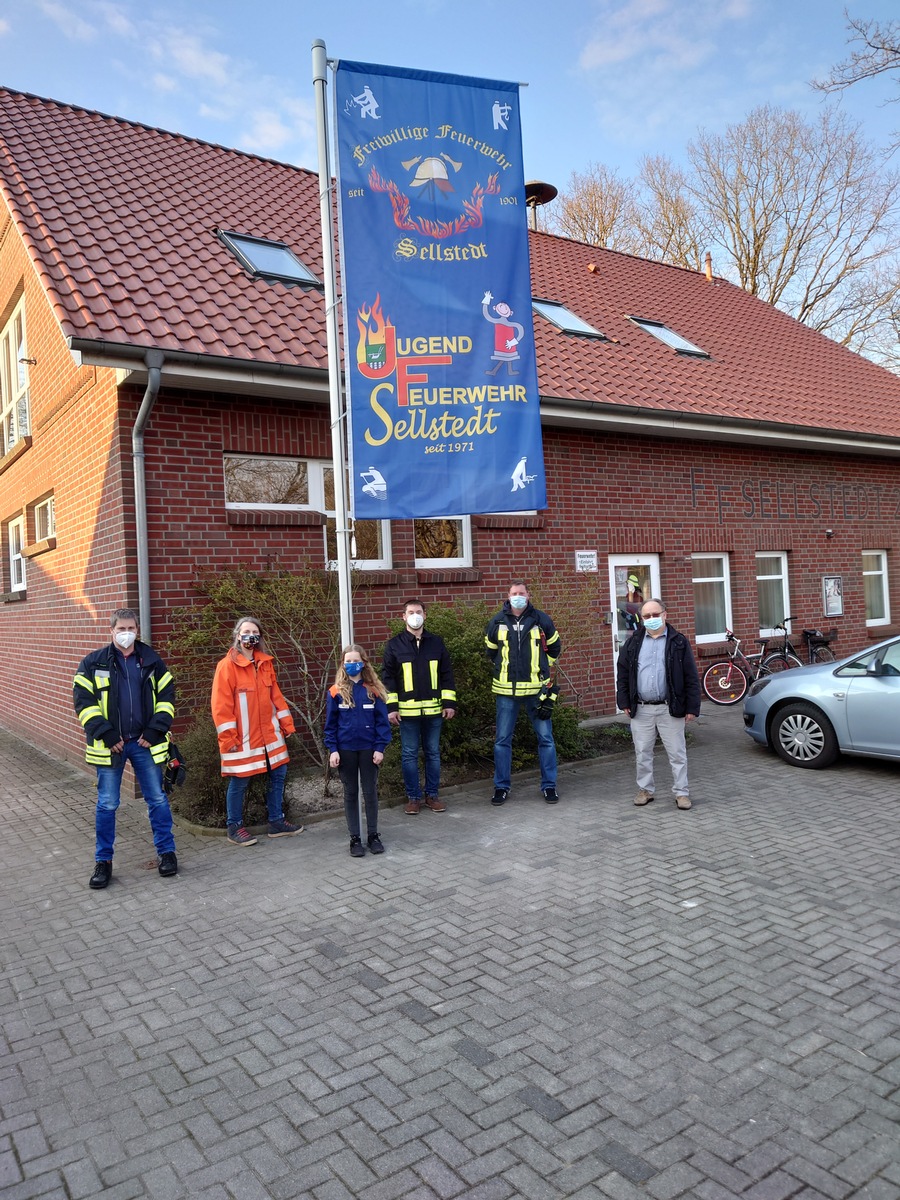 FFW Schiffdorf: Jugendfeuerwehr erhält Fahnenmast und Fahne zum Jubiläum