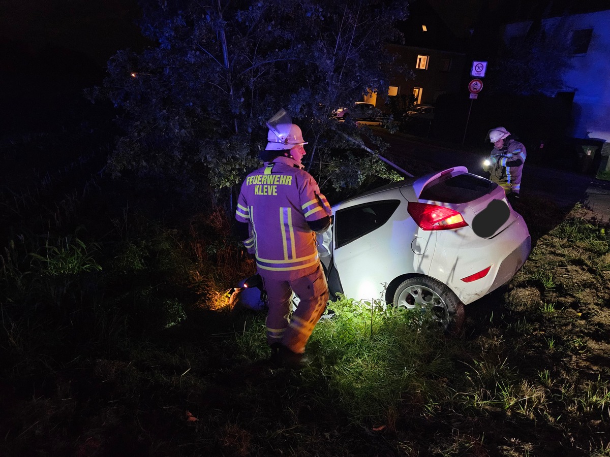 FW-KLE: Feuerwehr Kleve rettet Person nach Verkehrsunfall