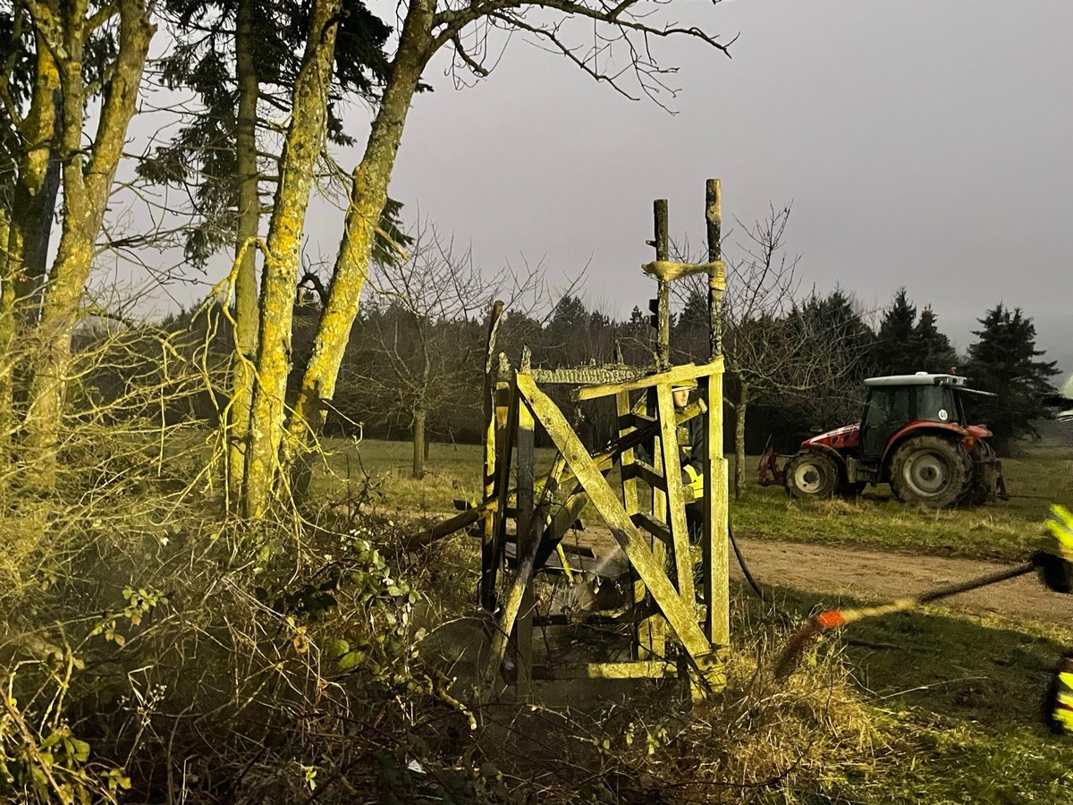 POL-PDKL: Hochsitz abgefackelt - Zeugen gesucht!