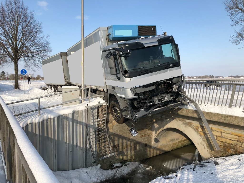 POL-MI: LKW durchbricht Brückengeländer