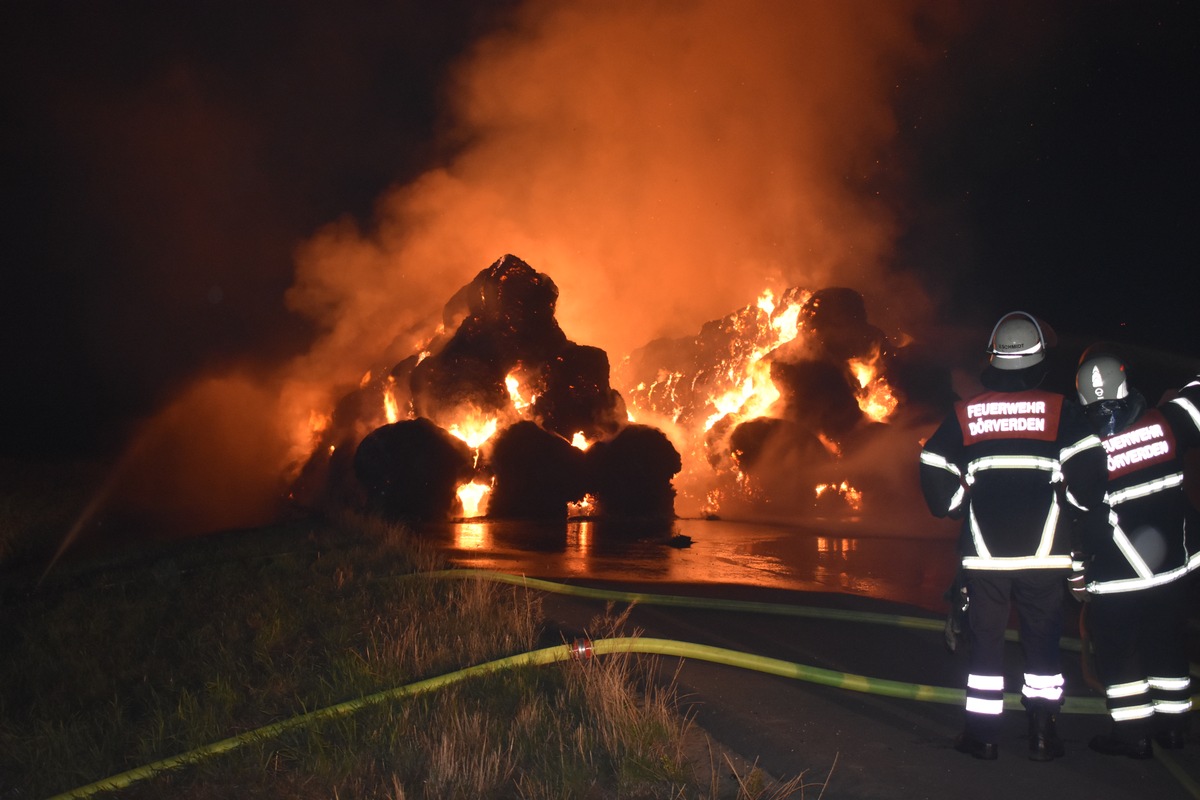 POL-VER: ++Strohmiete geht in Flammen auf - Polizei sucht Zeugen++