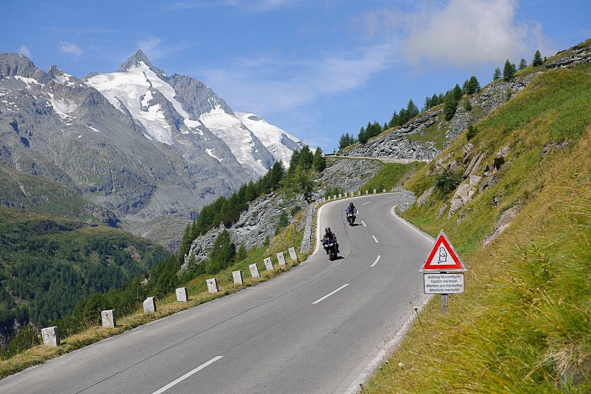 Große Freiheit, große Fahrt, Großglockner - Motorräder zum Mieten beim ADAC / Mietstationen deutschlandweit / ADAC Mitglieder mieten günstiger / Ermäßigte Mauttickets im Vorverkauf für Alpenpässe