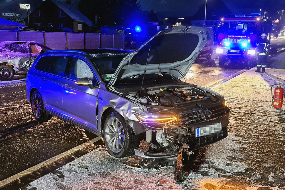 FW-EN: Verkehrsunfall, Tür-Notöffnung und Ölspur